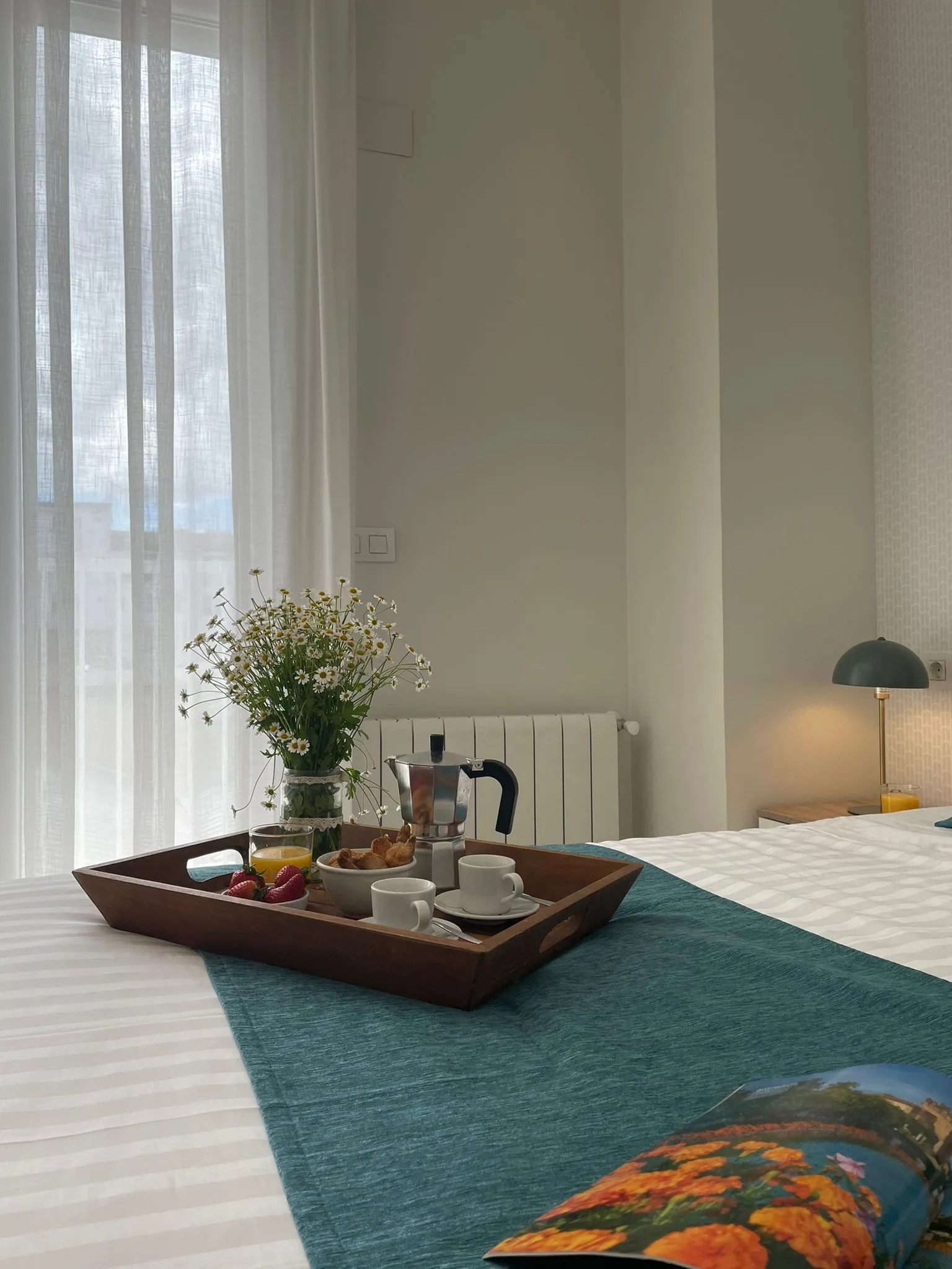 Salón de un apartamento amueblado de DLS Homes en Valencia, luminoso y equipado para estancias mensuales