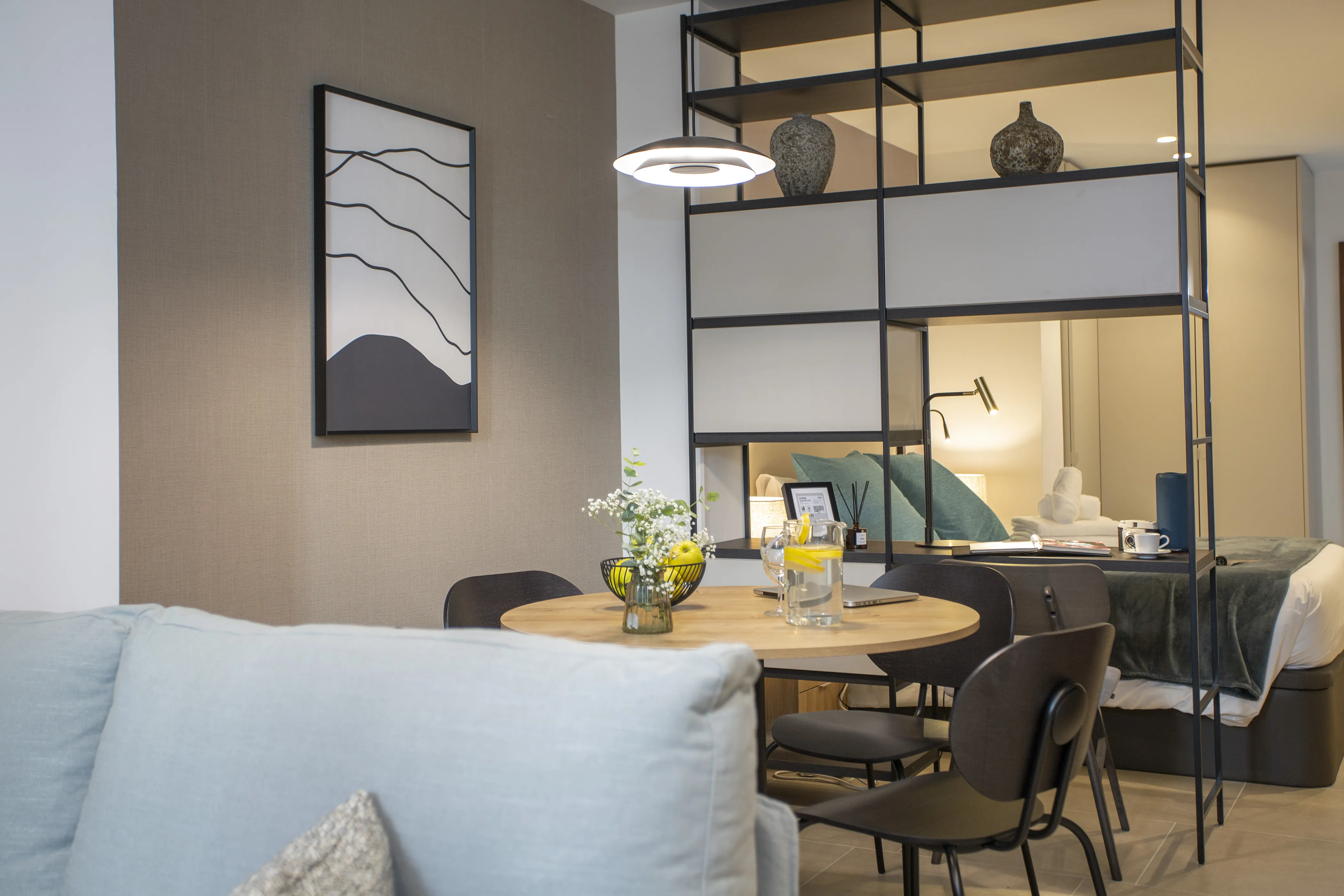 Loft amueblado de planta abierta en un edificio de DLS Homes en Valencia, con salón y zona de descanso integrados
